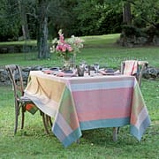 ガルニエ・ティエボーテーブルクロス アムールピスタチオ