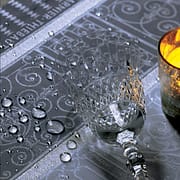 ガルニエ・ティエボーテーブルクロス チュイルリーシルバーの撥水イメージ